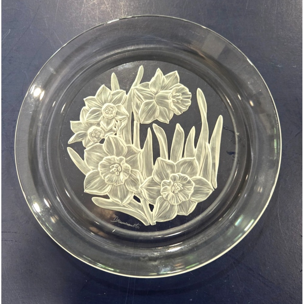 Hoya Flower of the Month Plate January Daffodil Engraved Crystal Yamamoto 6''